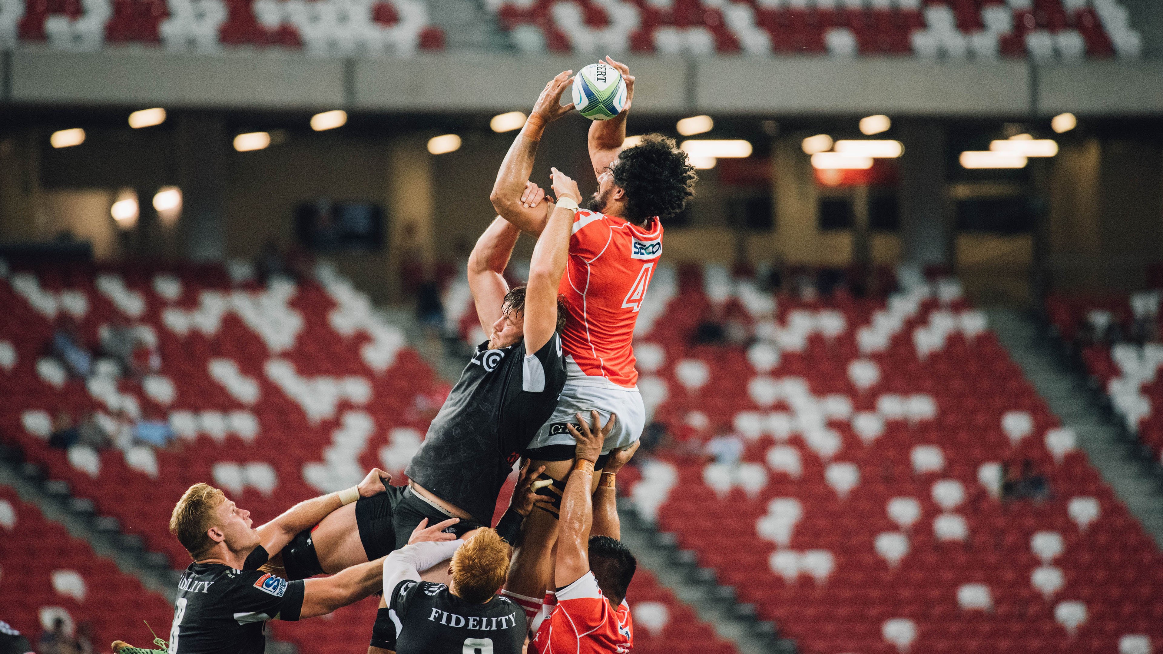 AYX体育-球迷的追星夜：偶像们在欧冠的光彩夺目，球迷明星